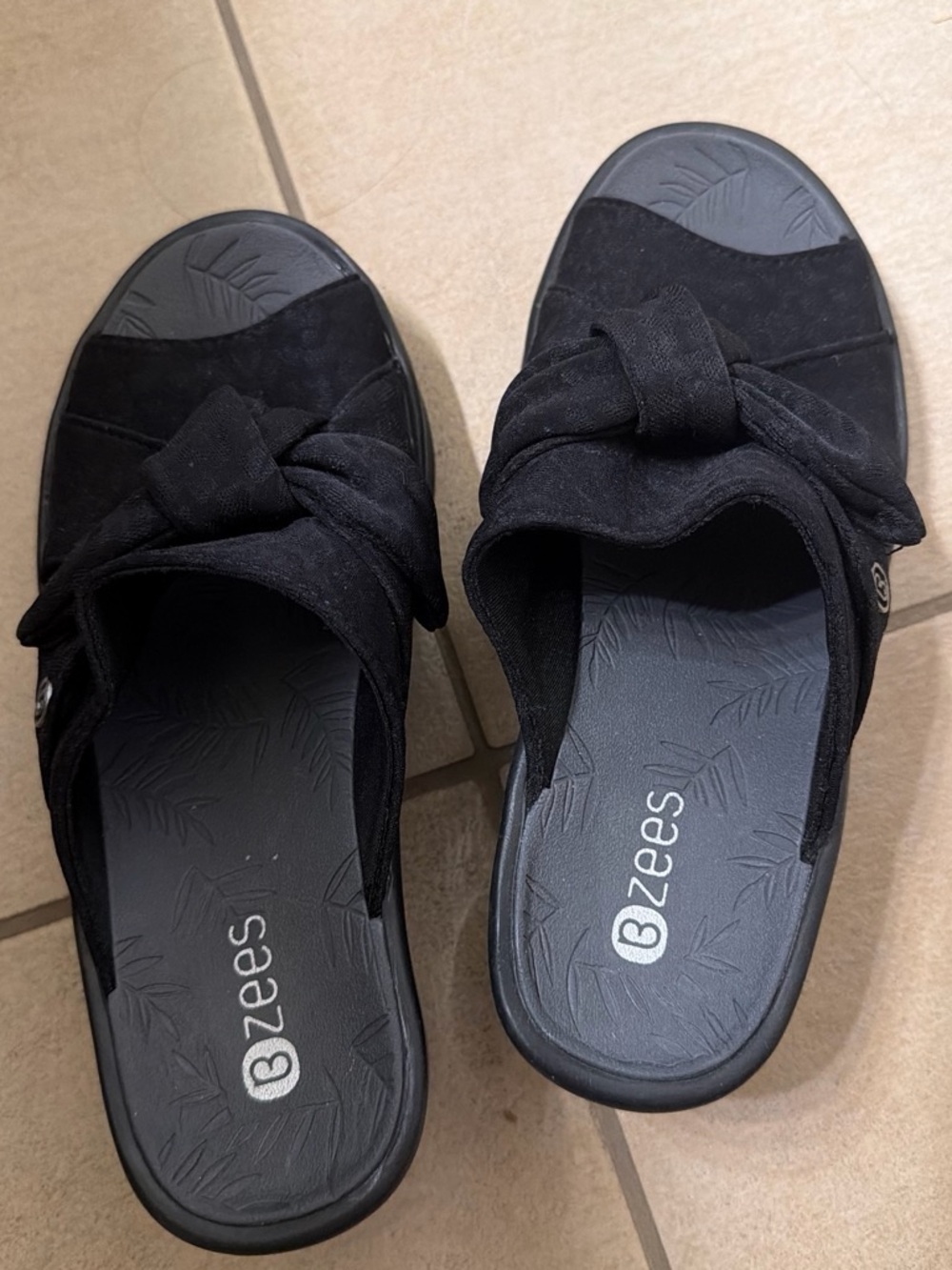 Bzees Women's Black Knotted Slip-On Clog Sandals